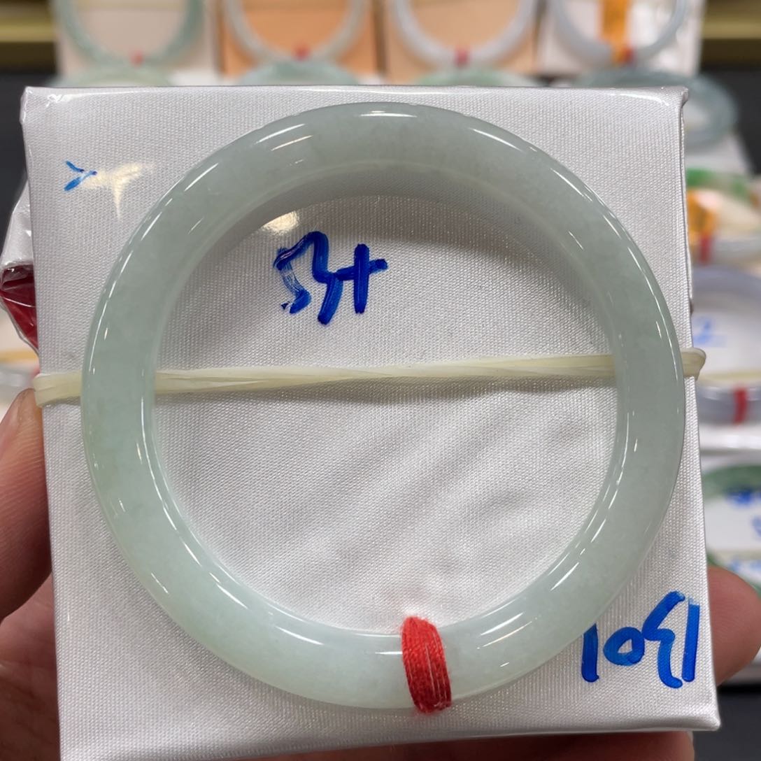 翡翠手镯未镶嵌翡翠手镯