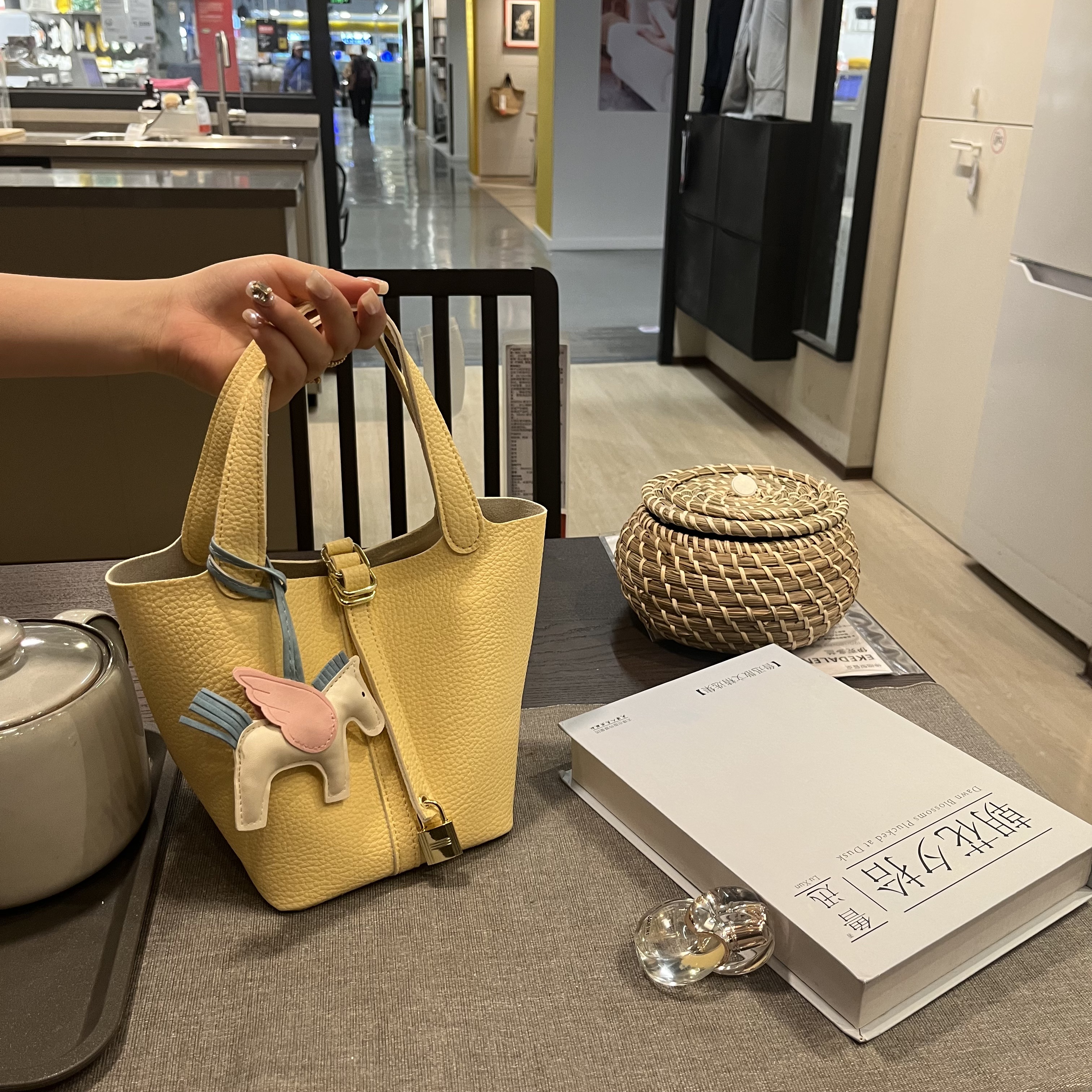 【水桶包】2025年春夏新款水桶包锁扣手提手拎包单肩斜挎包休闲女包