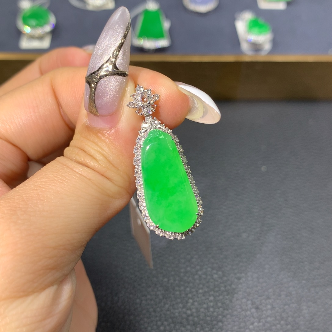 翡翠颈饰18K金镶嵌翡翠