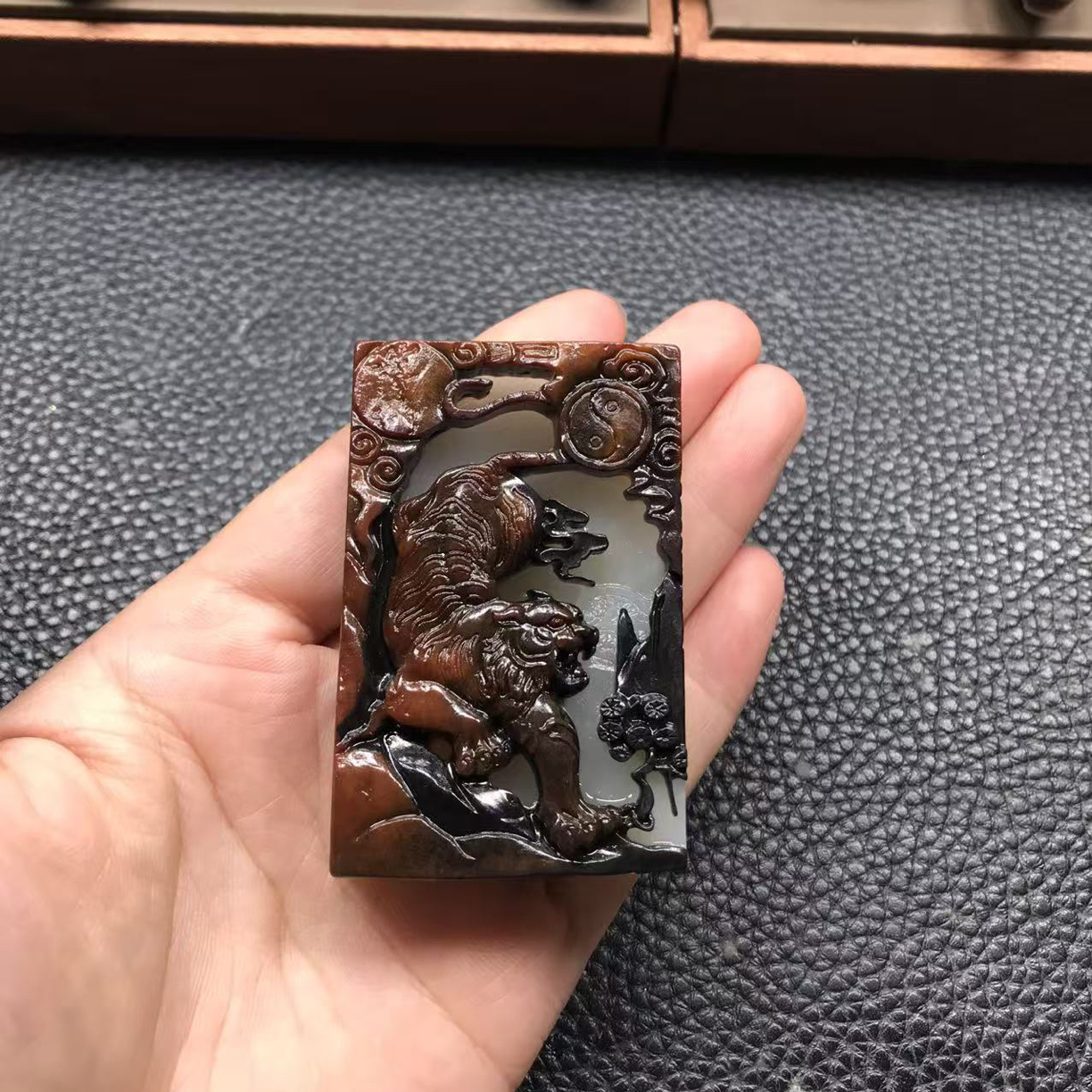 和田玉老虎实物震撼
