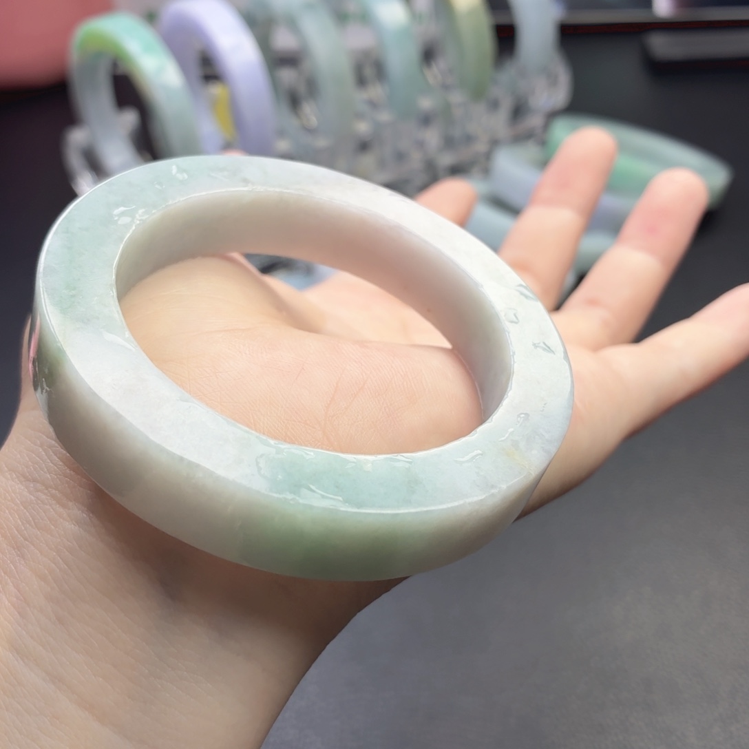 定制翡翠未镶嵌洒金手镯 牛奶底 飘花