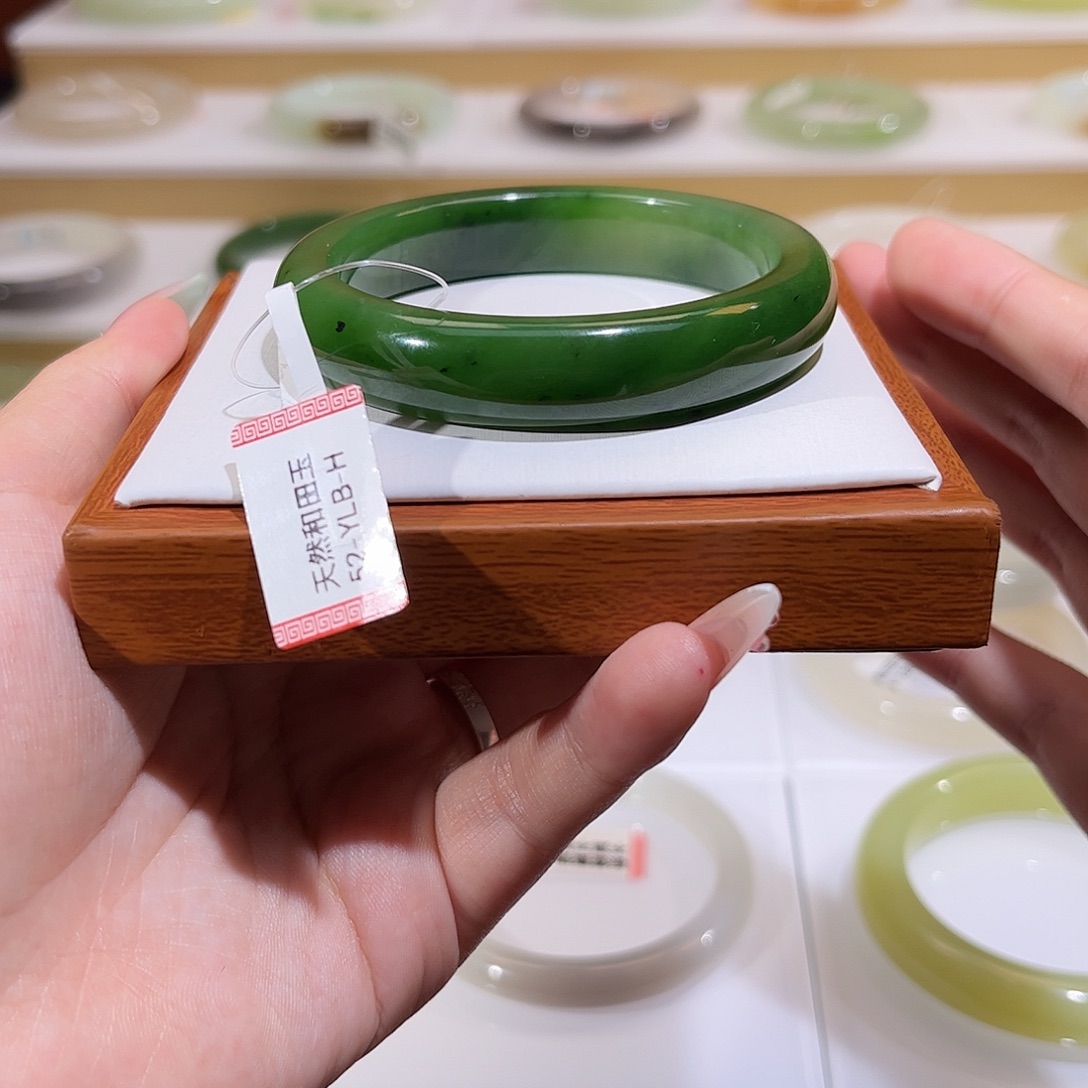 和田玉未镶嵌手镯碧玉