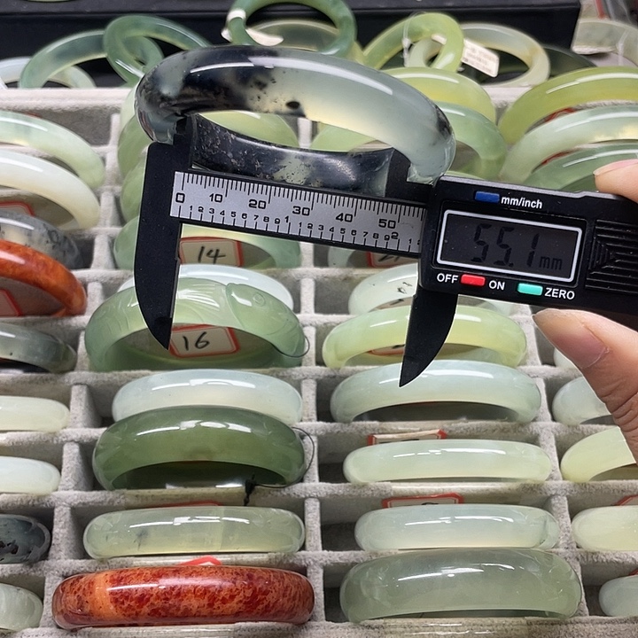 未镶嵌蛇纹石玉手镯1