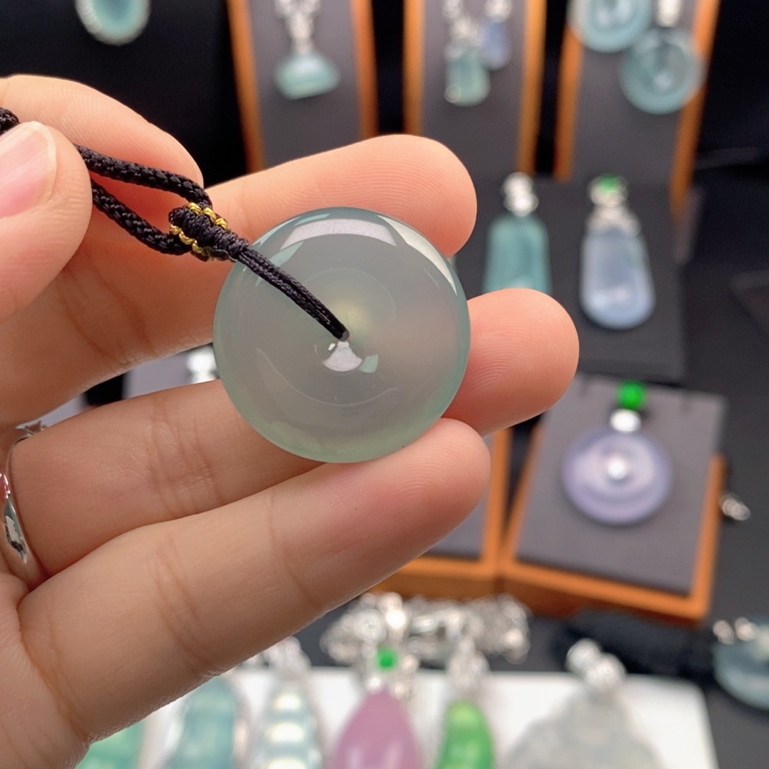 翡翠18K金镶嵌颈饰平安扣