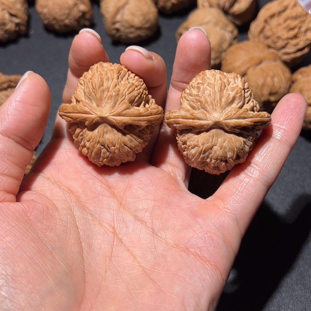 巴***友文玩核桃吊坠白狮子