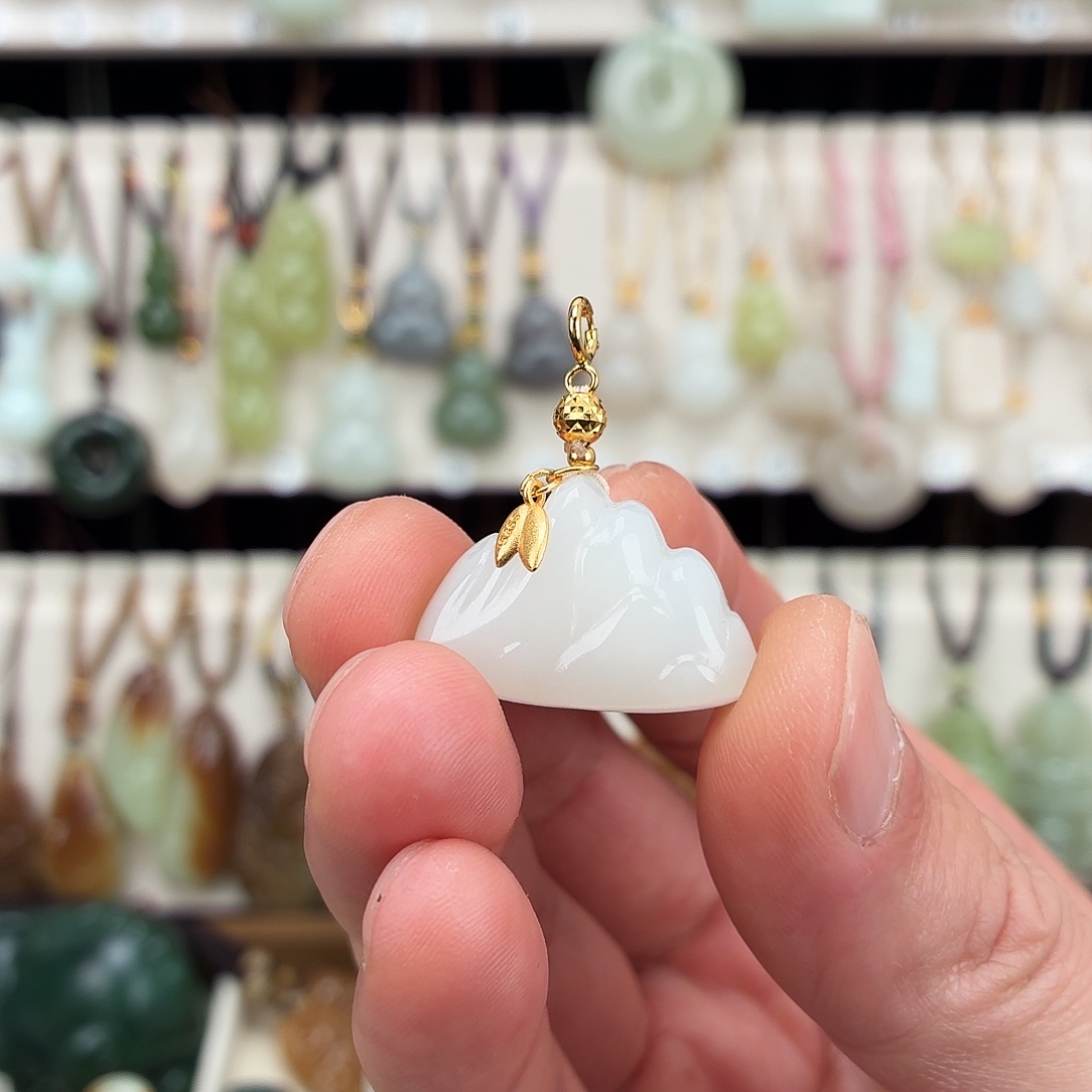 苏***T和田玉未镶嵌颈饰天然和田玉金山挂件