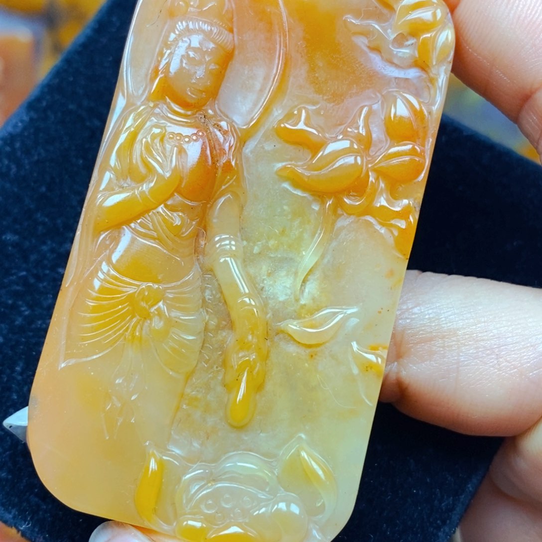 未镶嵌石英质玉（黄龙玉）颈饰