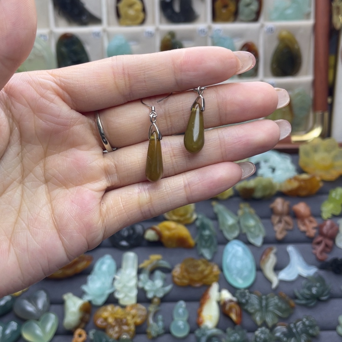 蛇纹石玉未镶嵌颈饰