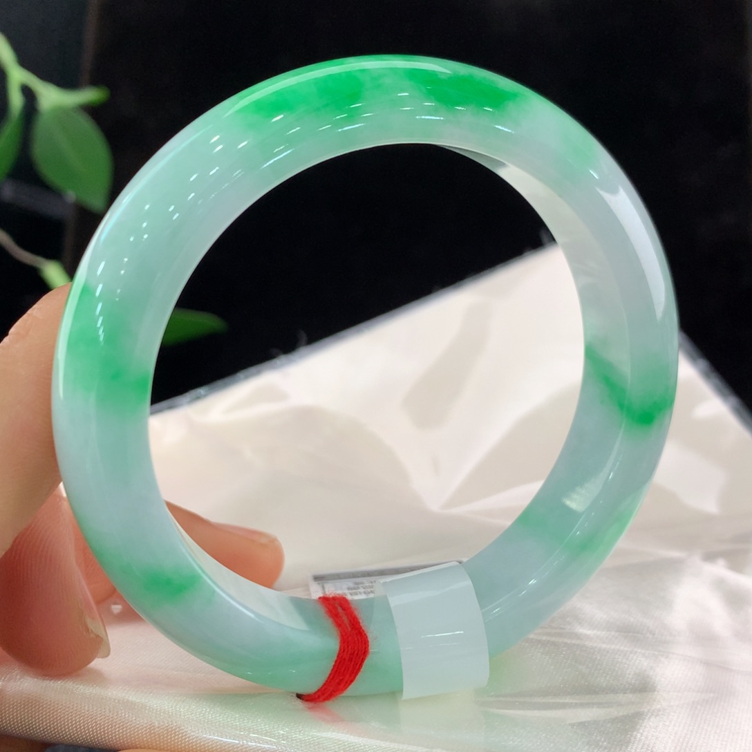 翡翠手镯未镶嵌彩*总价3万。-0128