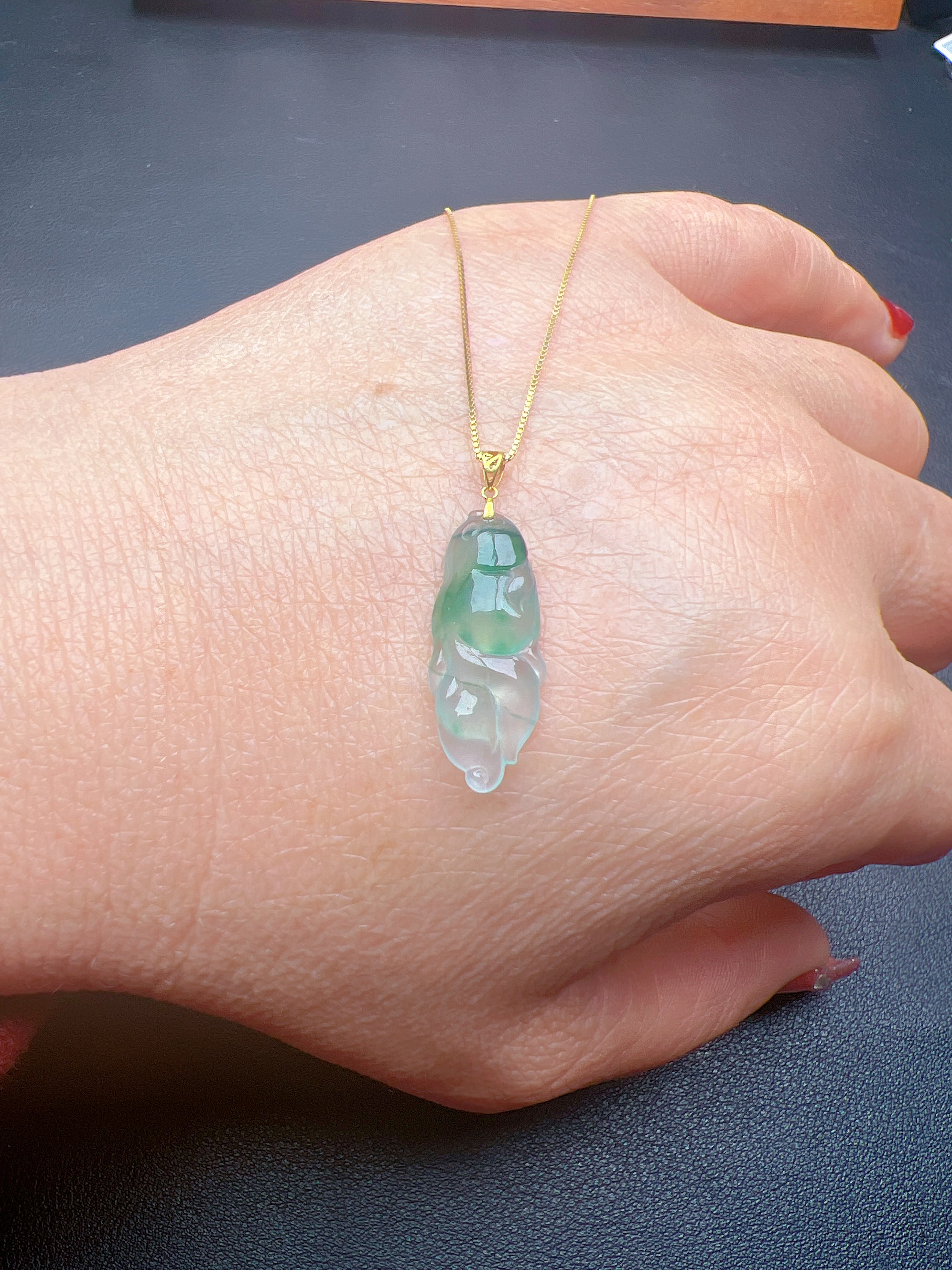 天然翡翠飘花的金鱼吊坠