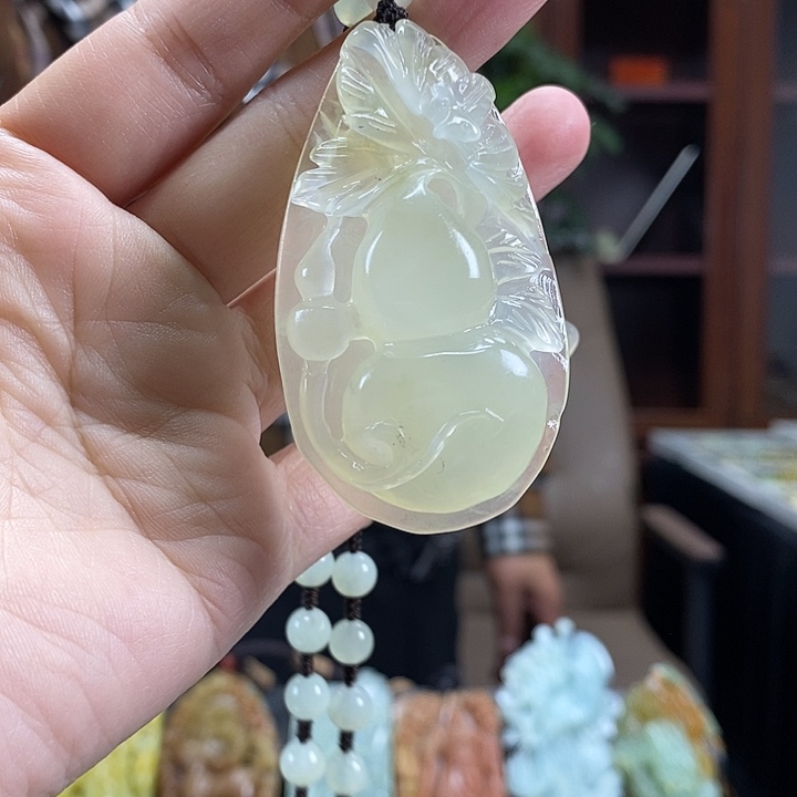蛇纹石玉未镶嵌颈饰