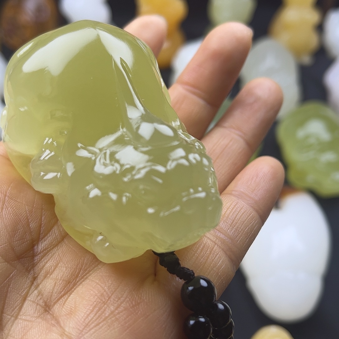 卧***生昆仑玉石手把件碧玺（处理）