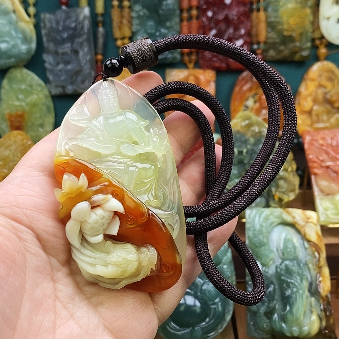 归***$蛇纹石玉未镶嵌颈饰三色大势至