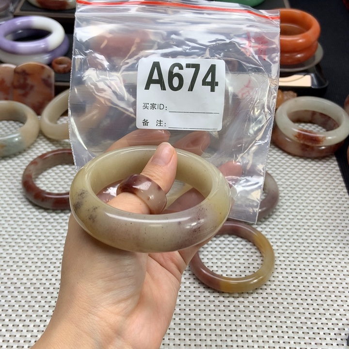 老***汪石英质玉未镶嵌手镯