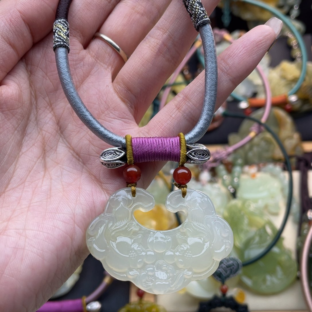 蛇纹石玉颈饰未镶嵌