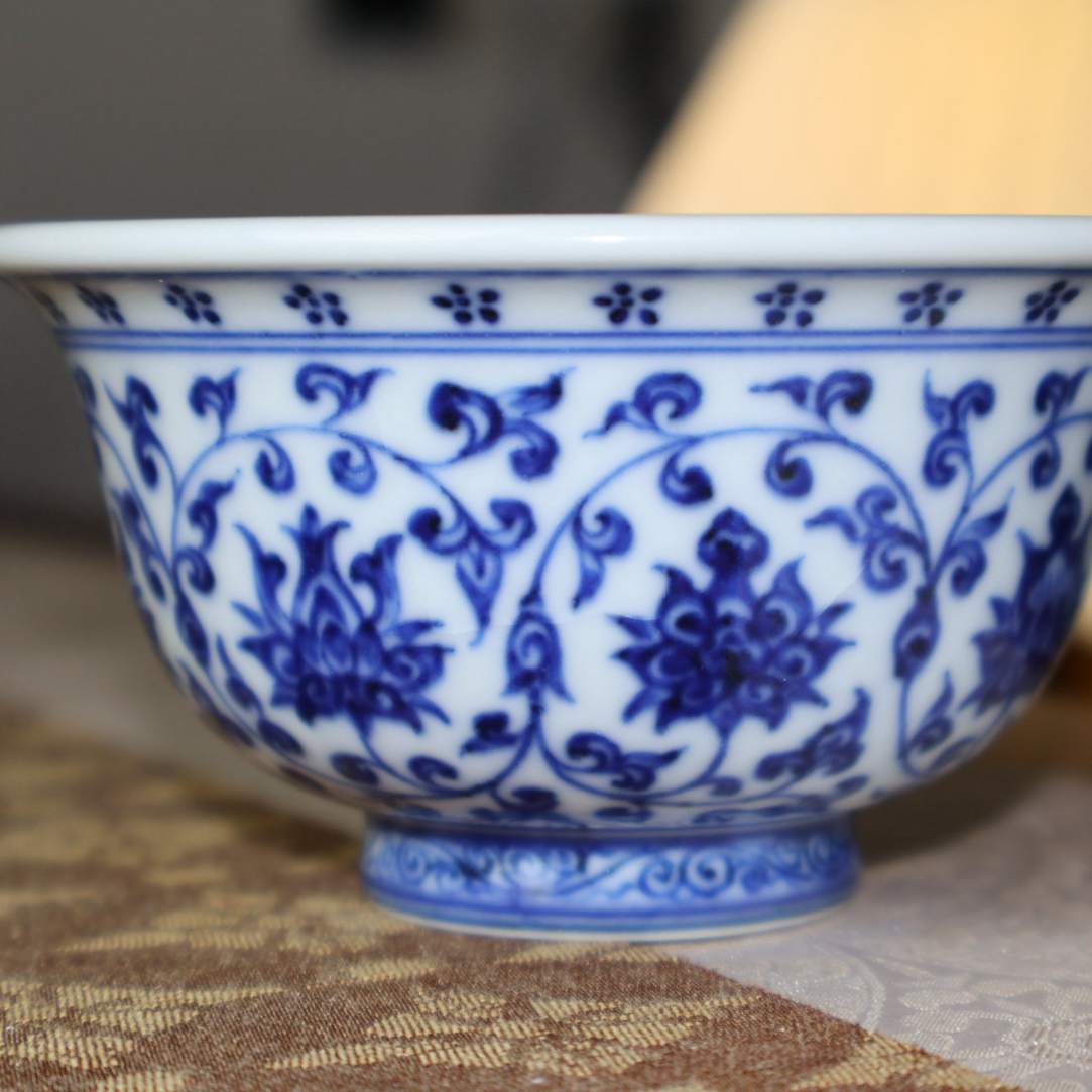 青花仿明缠枝莲压手