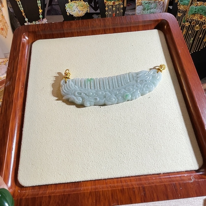 翡翠颈饰未镶嵌翡翠一梳百顺