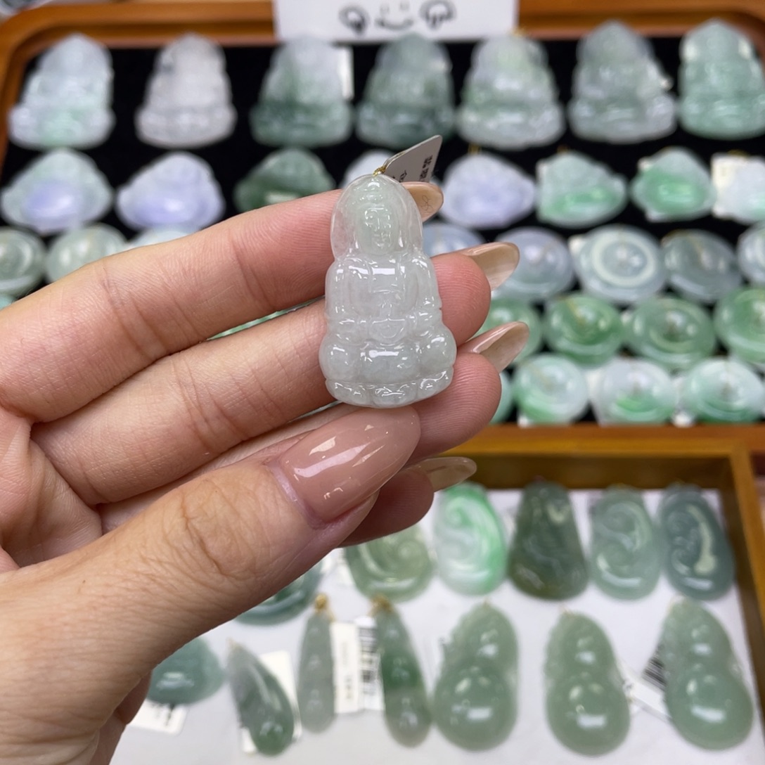 翡翠未镶嵌颈饰观音