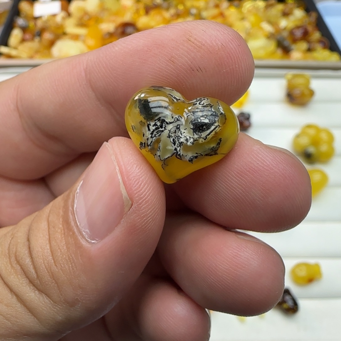 琥珀未镶嵌裸石1.57克有瑕