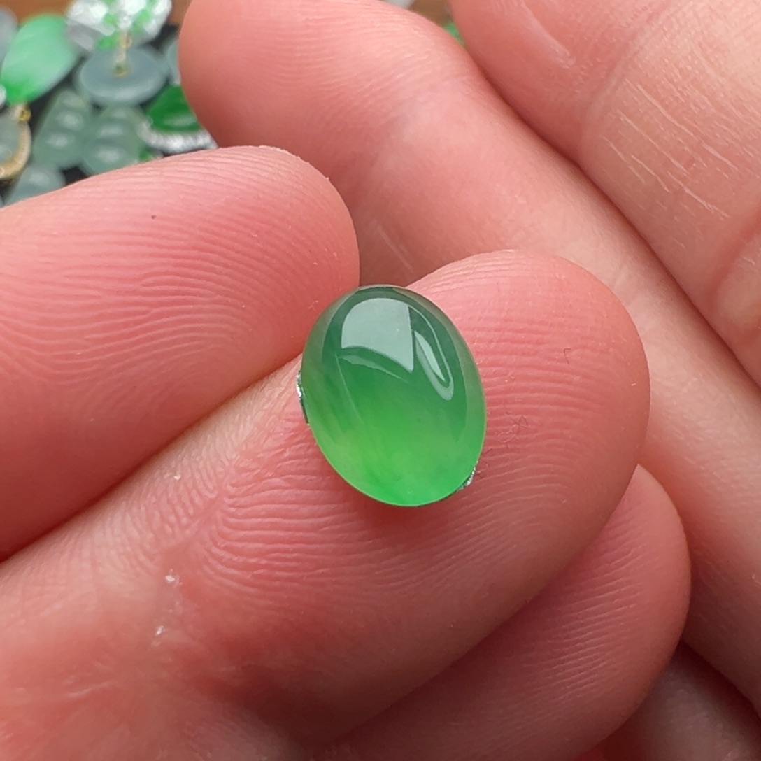 翡翠颈饰未镶嵌蛋面9.3