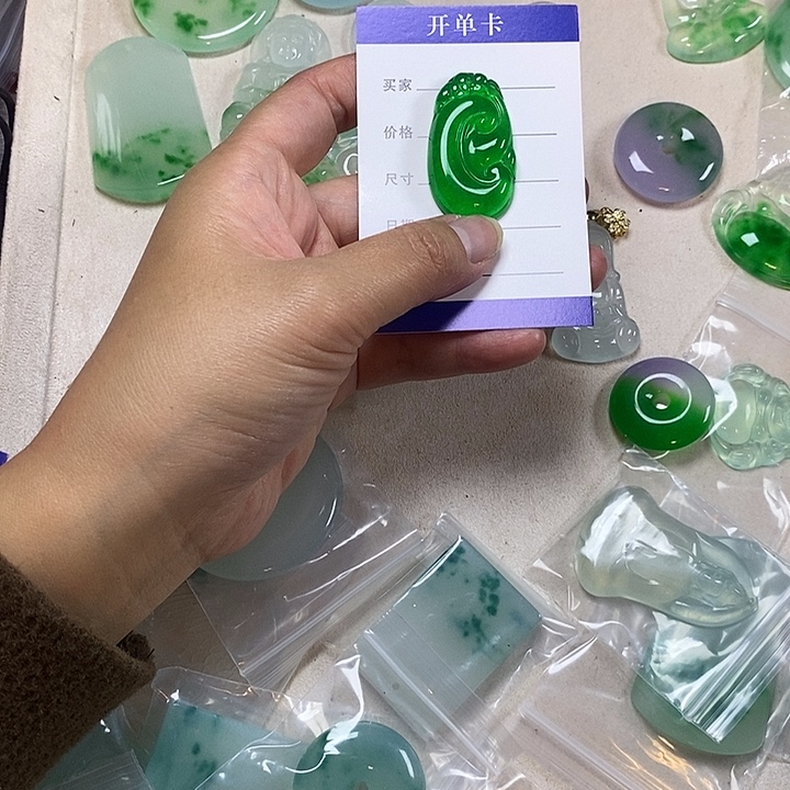 翡翠未镶嵌颈饰如意