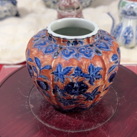 鹏**务一个青花缠枝花卉小罐子