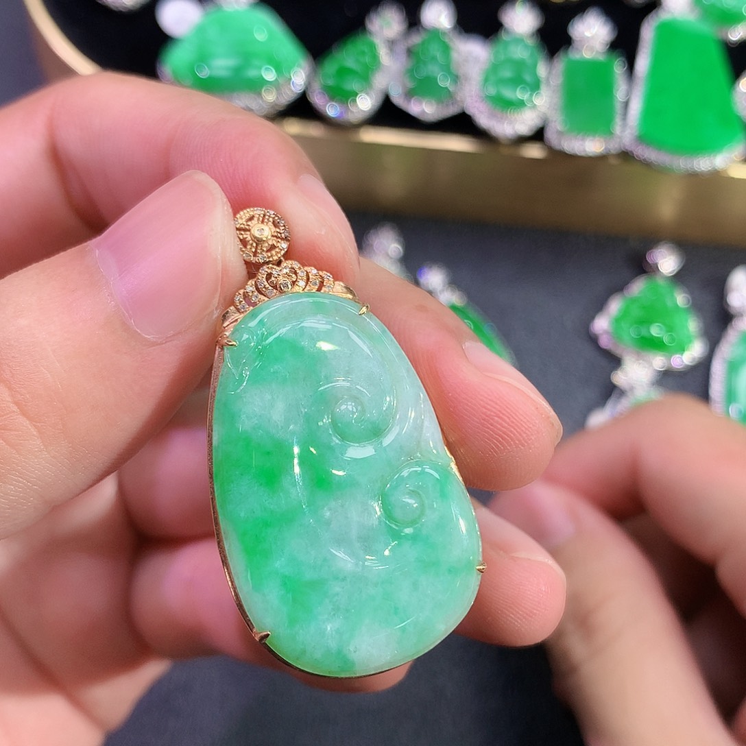 翡翠18K金镶嵌颈饰