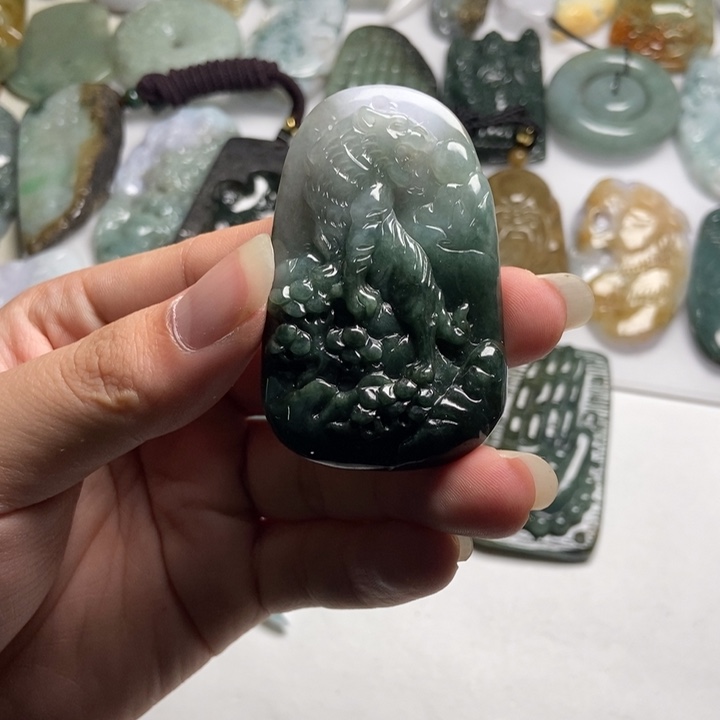 陳***.翡翠未镶嵌颈饰虎牌