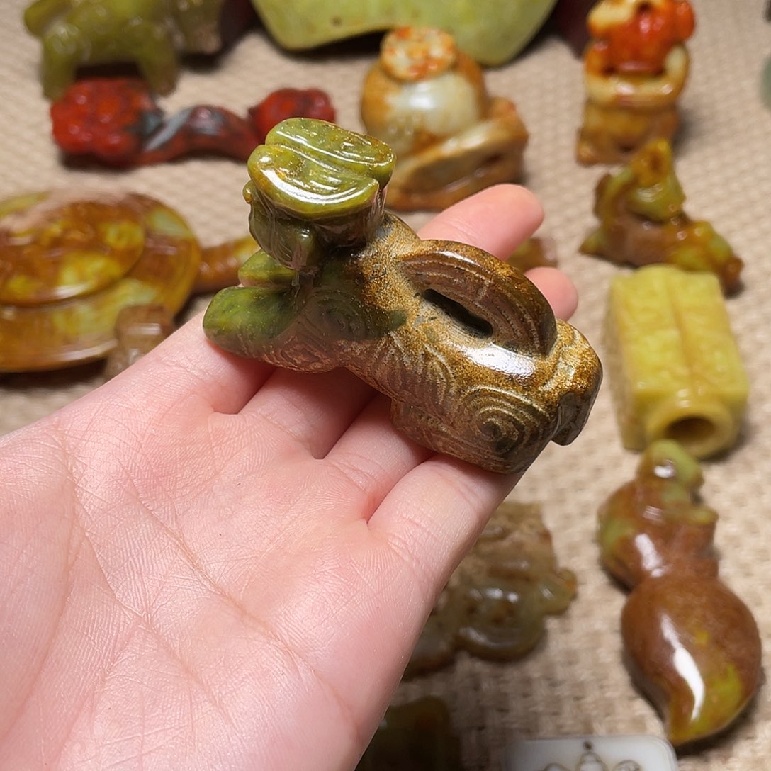 蛇纹石玉未镶嵌颈饰