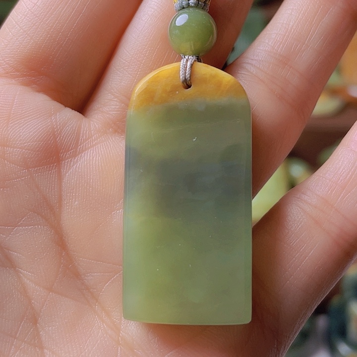 未镶嵌岫岩河磨玉（透闪石质玉）挂件