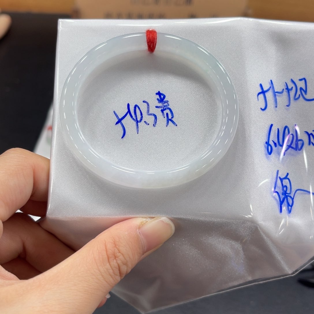 翡翠手镯未镶嵌翡翠