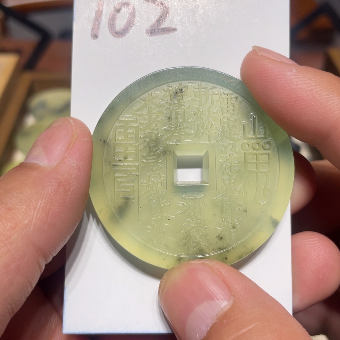 岫玉未镶嵌颈饰山花