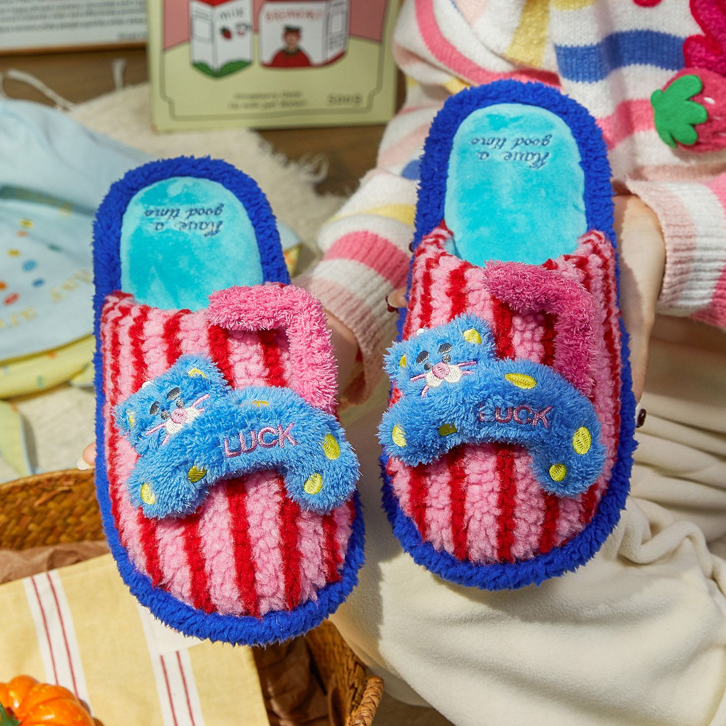 (qianqian)秋季新款彩条幸运毛绒居家室内女款棉拖鞋保暖撞色