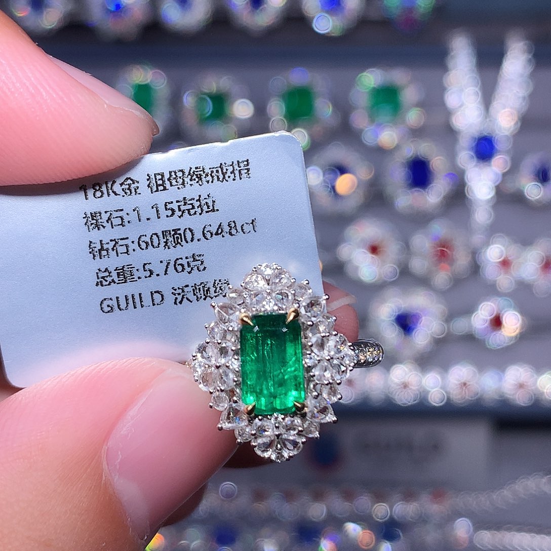 18K金镶嵌祖母绿戒指