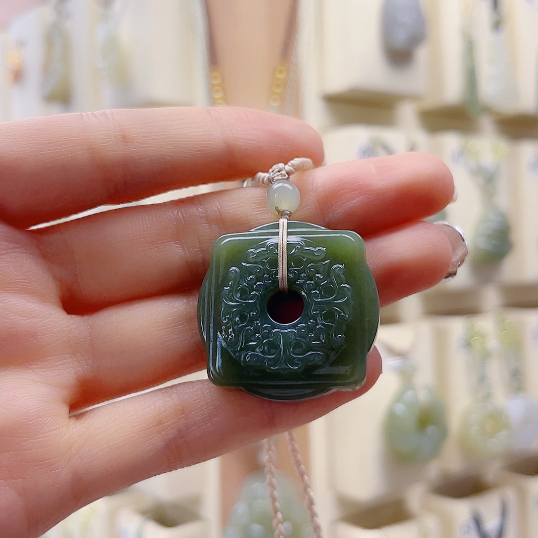 和田玉未镶嵌吊坠(赠链)