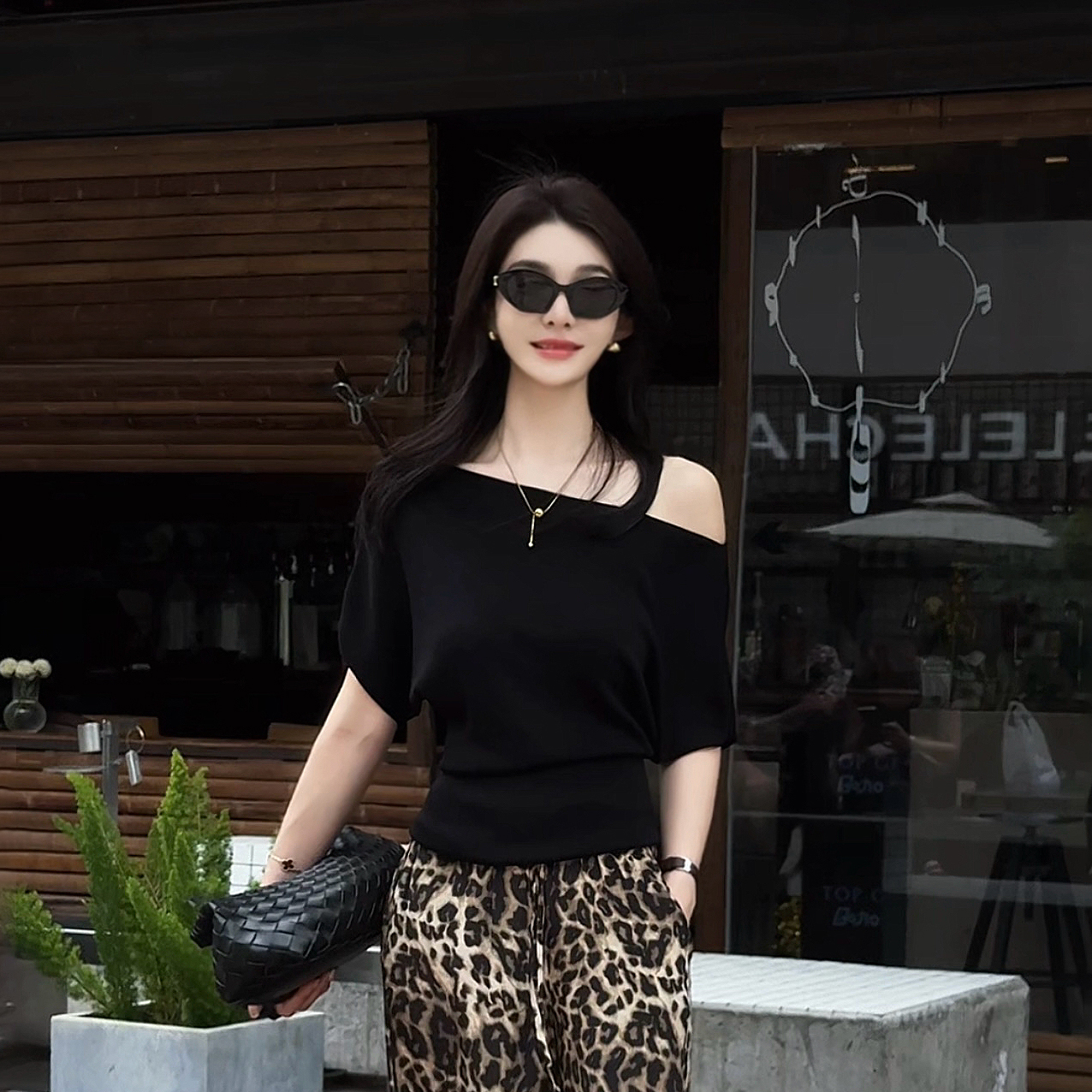 熹熹Sissi 【纸片人】 2025新款极简舒适百搭纯色设计感上衣Y667