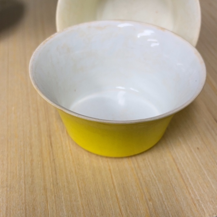 陶瓷黄釉马蹄杯一对