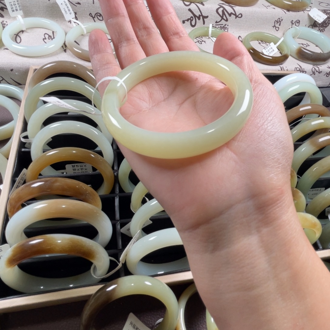 和田玉未镶嵌手镯