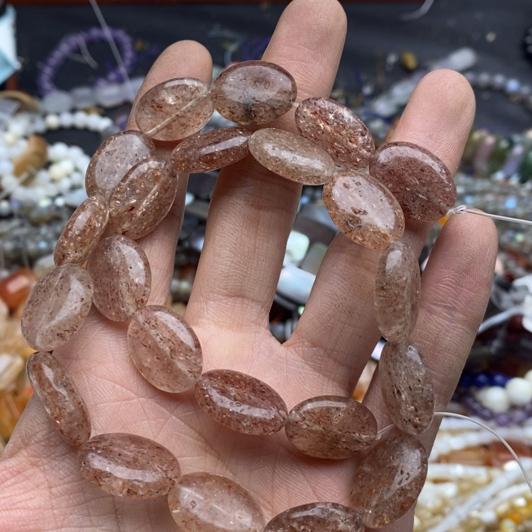 玛瑙/玉髓未镶嵌珠宝半成品一条有瑕草莓晶椭圆S47