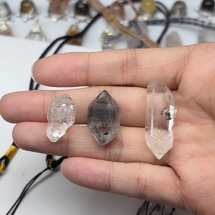 A****水晶颈饰未镶嵌3颗闪灵钻