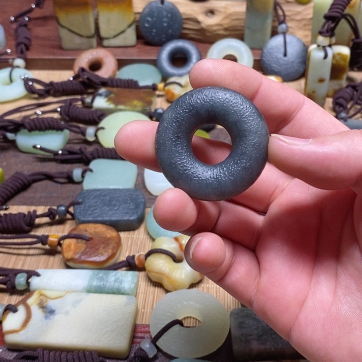 蛇纹石玉挂件未镶嵌