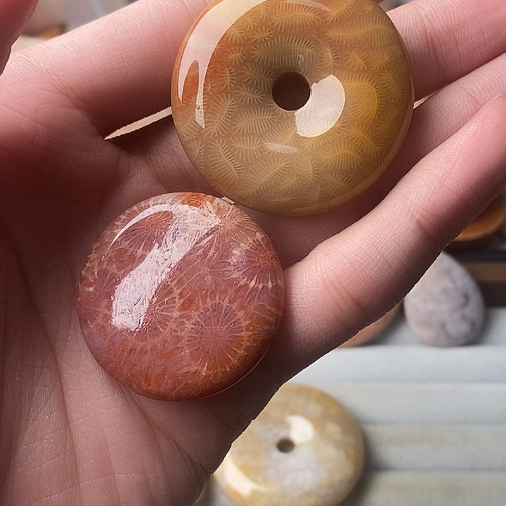 火***白硅化玉未镶嵌颈饰