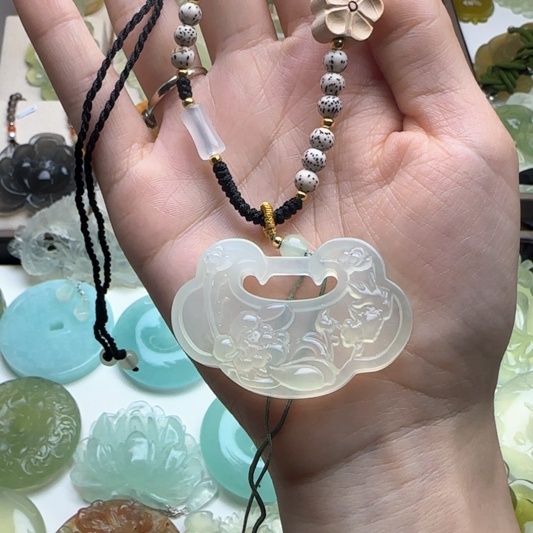 蛇纹石玉颈饰未镶嵌