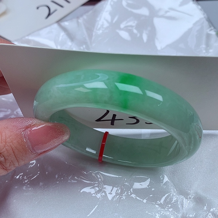 翡翠手镯未镶嵌翡翠