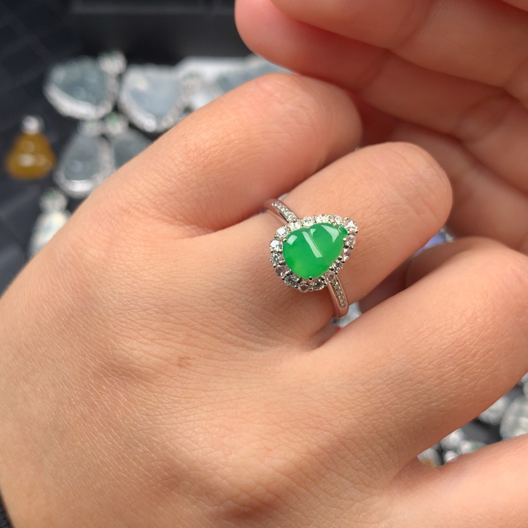 颈饰18K金镶嵌翡翠花***?绿葫芦戒指