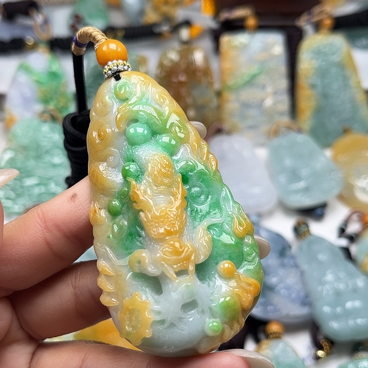 翡翠未镶嵌颈饰龙牌