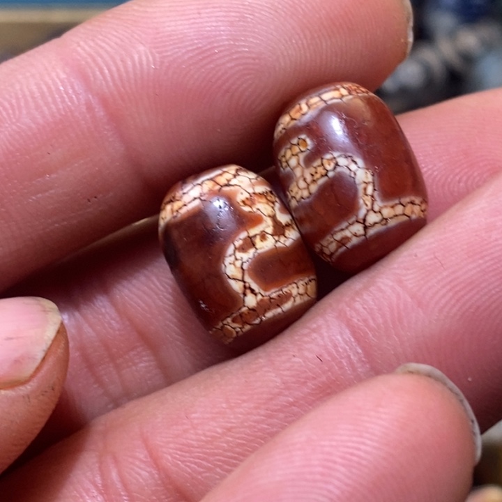 未镶嵌珠子的颜色是蓝色玛瑙/玉髓