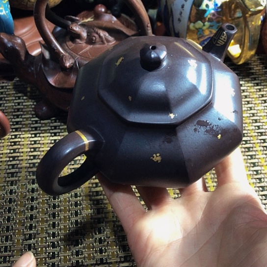 紫砂茶壶原矿泥料手工制作的紫砂壶。