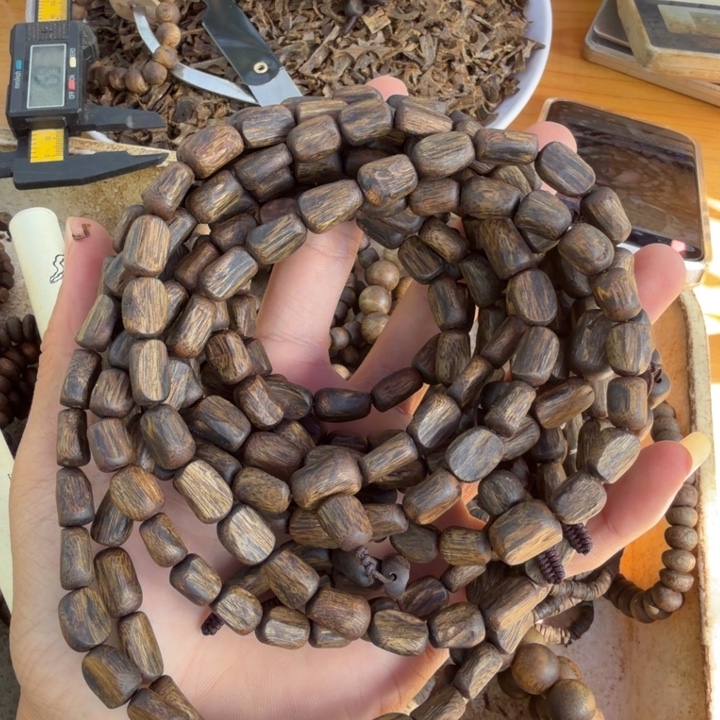 沉香沉香碎屑多圈黑土黑奇桶珠26克多样性发一