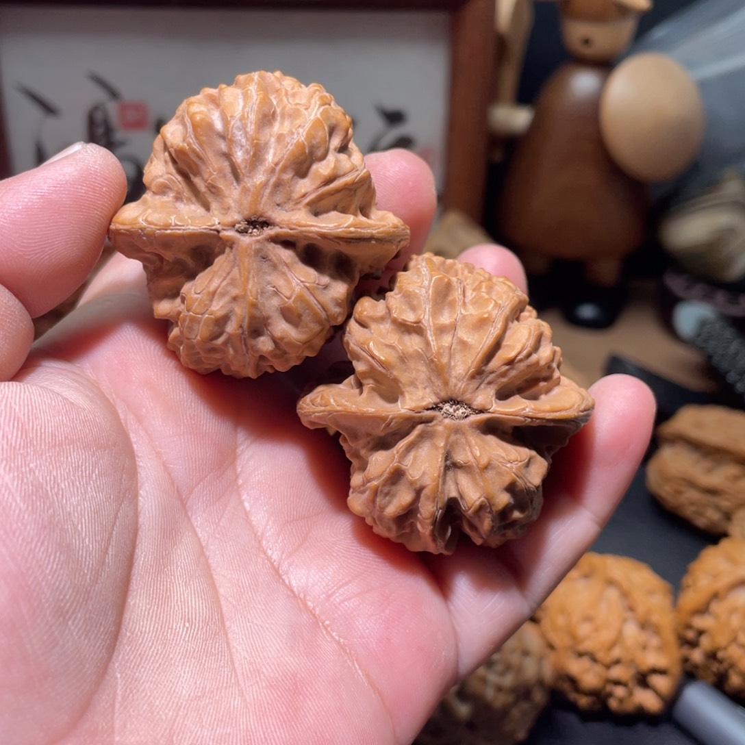 R***e吊坠桃核靠山王狮子头